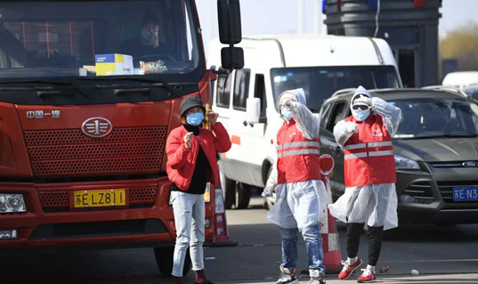 志愿者们手持耳温枪准备为入沪人员