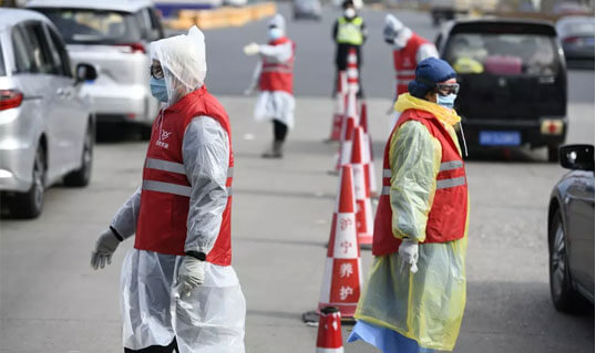 志愿者们为入沪人员指引