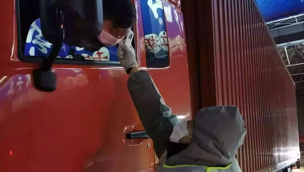 夜晚志愿者为入沪人员测温